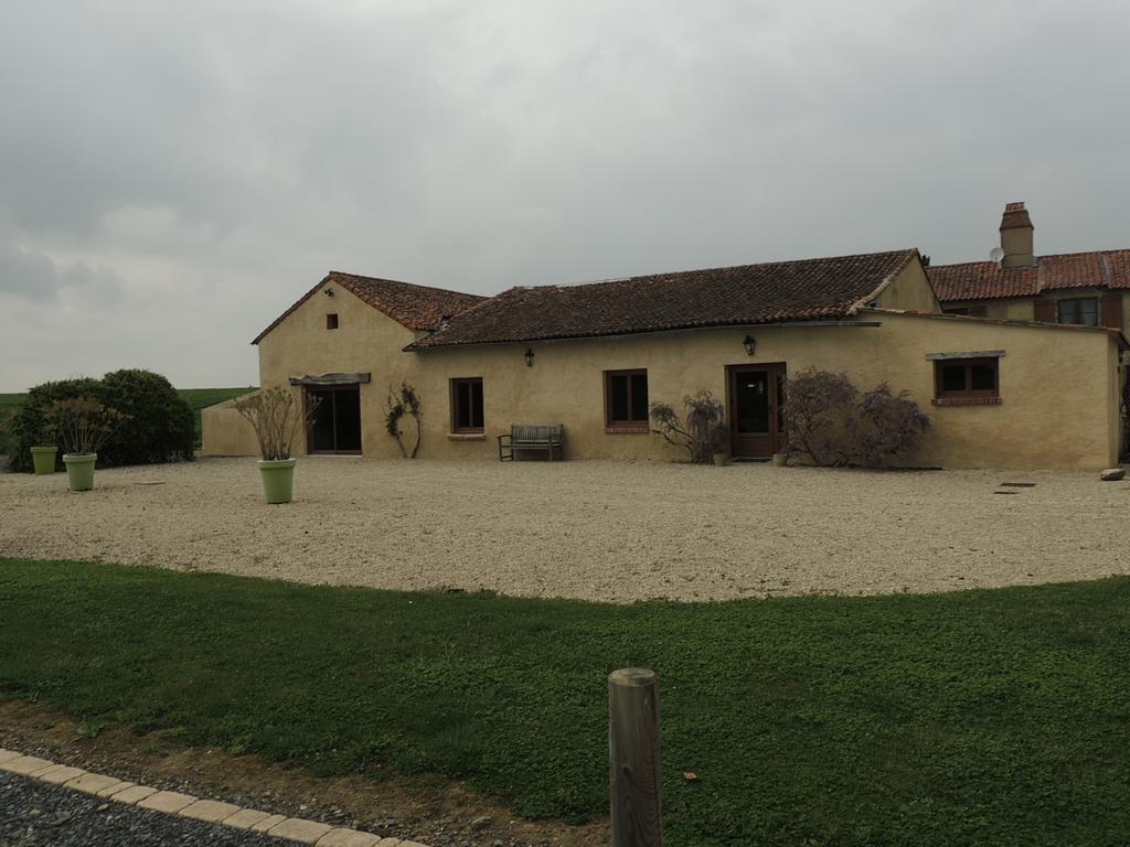 Le Mas D'Anjou Hotel Tigné Esterno foto